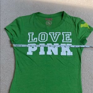 T-shirt Graphique Victoria's Secret PINK 'Bed Is Bae' - Coupe Raw, Col En V, Jamais Porté Avec étiquettes
